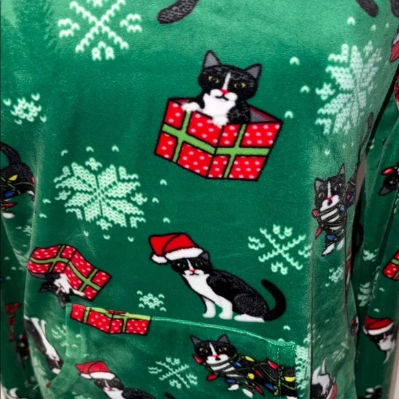 No Boundaries Green and Red Holiday Sweatshirt - Picture 3 of 5